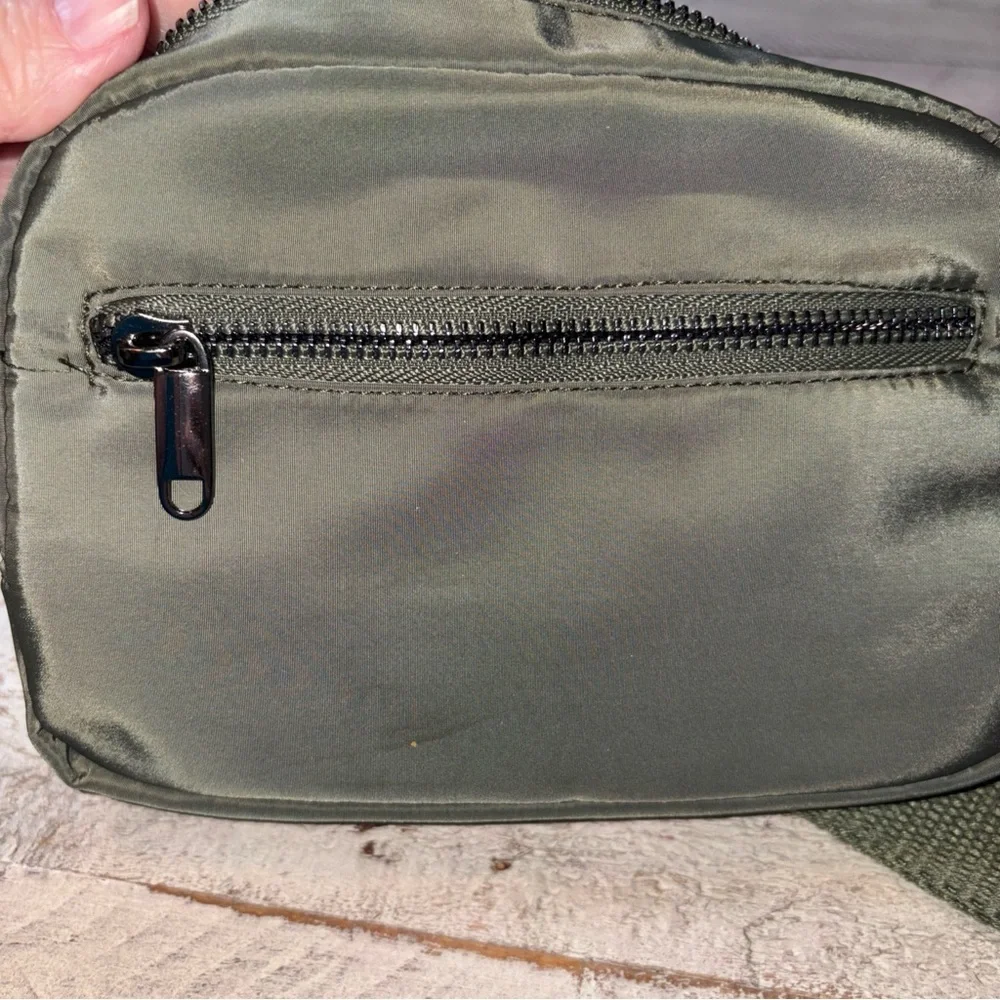 Wild Fable Women's Olive Green Small Fanny Pack Bag Adjustable Strap, NWT - Picture 9 of 12